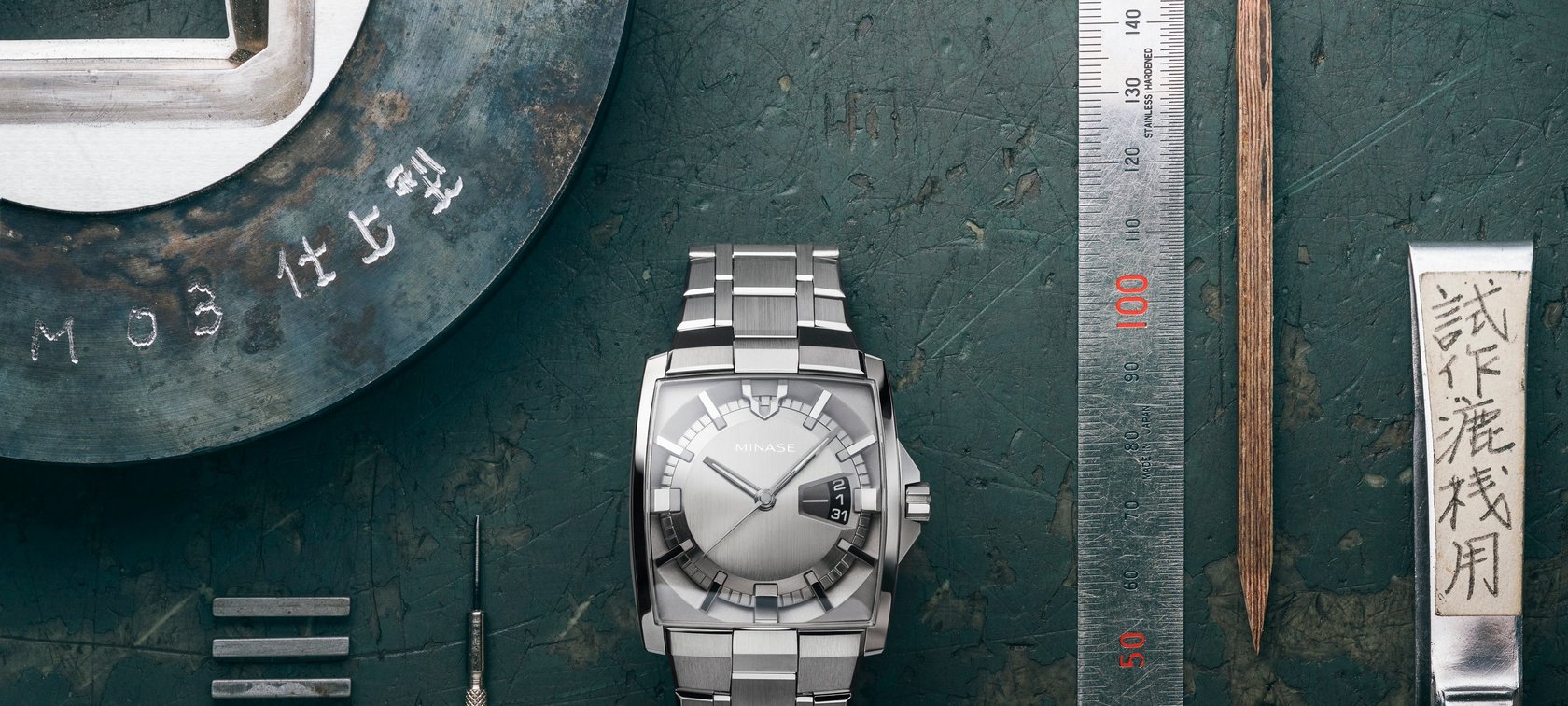 Minase: Horizon in stainless steel case and grey dial