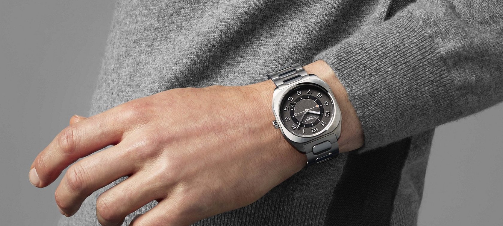 Hermes H08 on the wrist