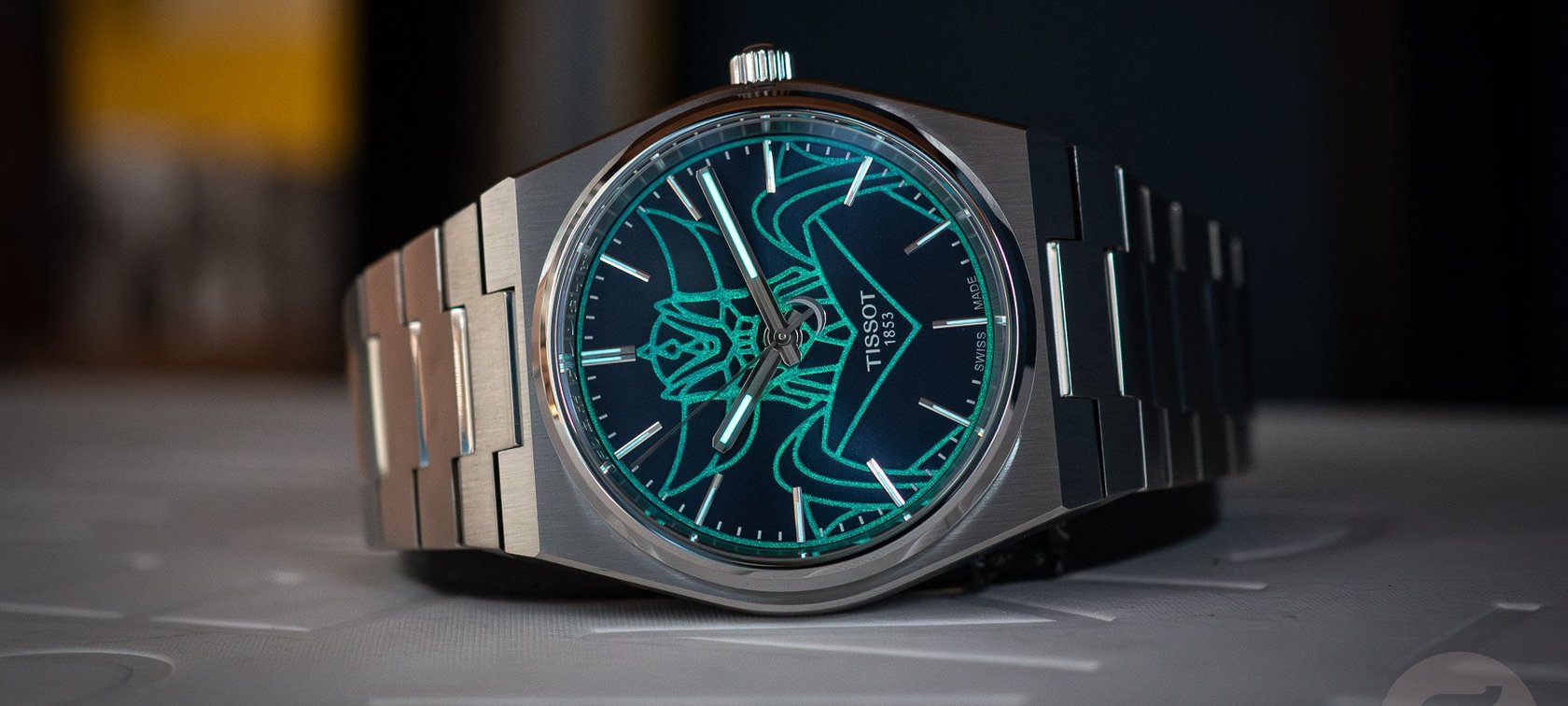 Sports watches with integrated bracelets