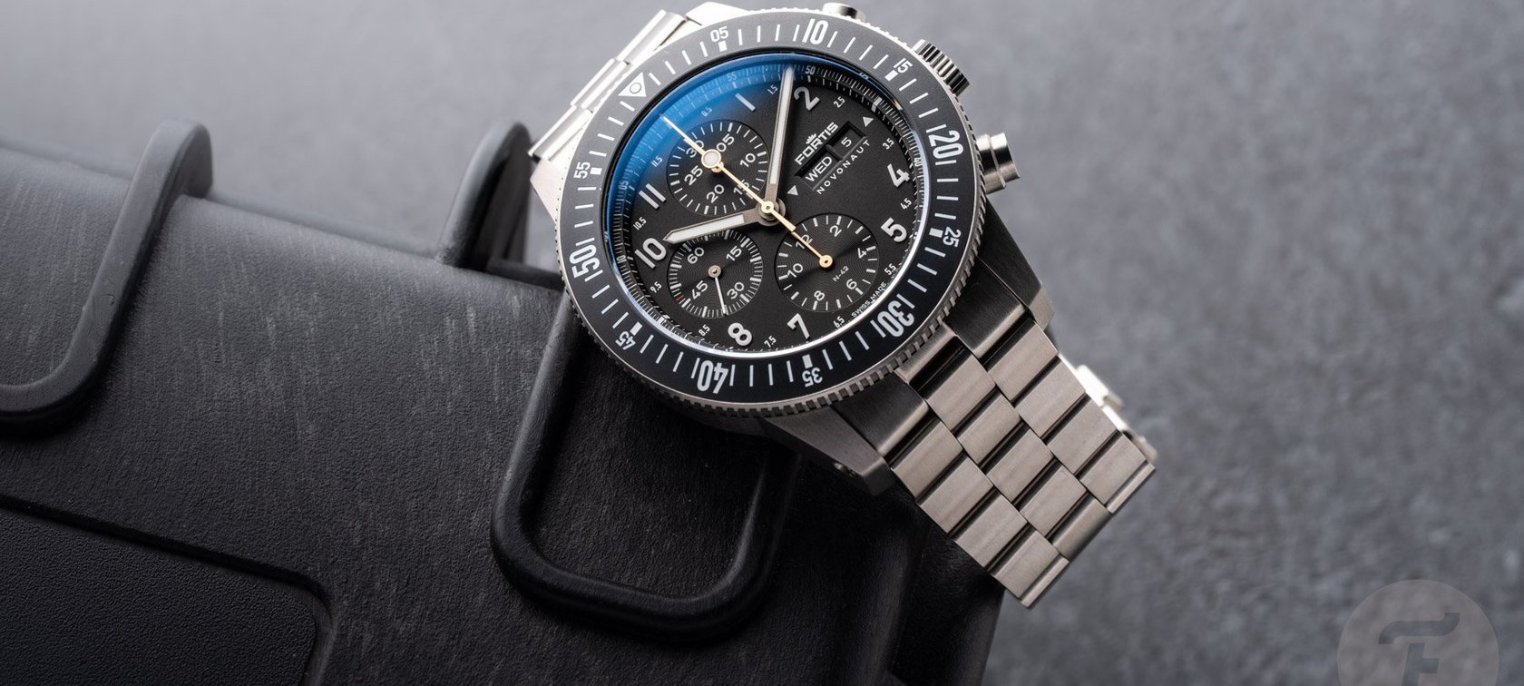 Fortis Novonaut N-42 Titanium Legacy hanging off box