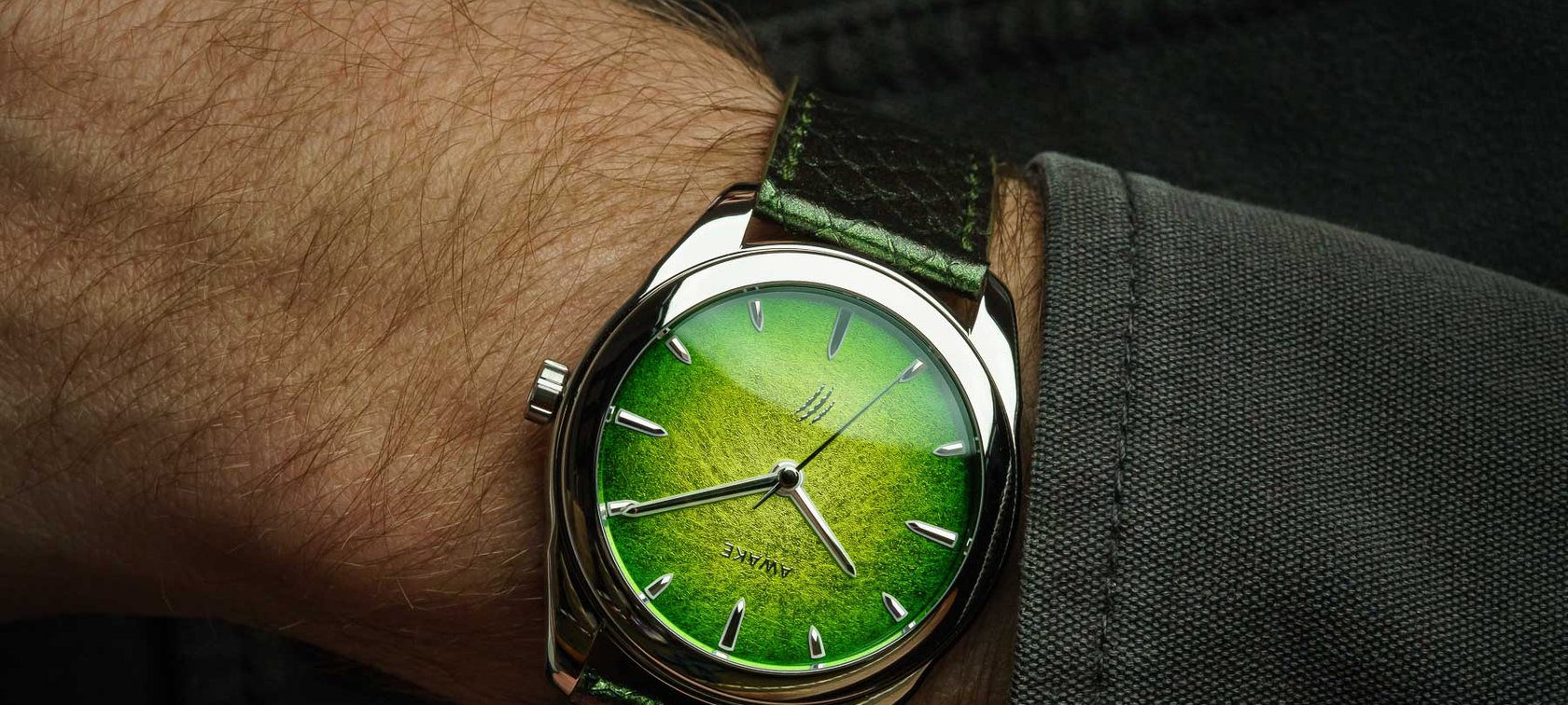 Awake Sơn Mài Jurassic Watch Raptors on wrist