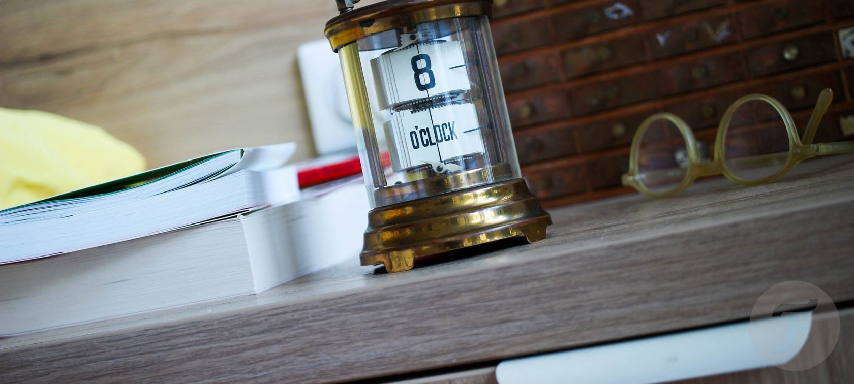 Plato flip clock on desk