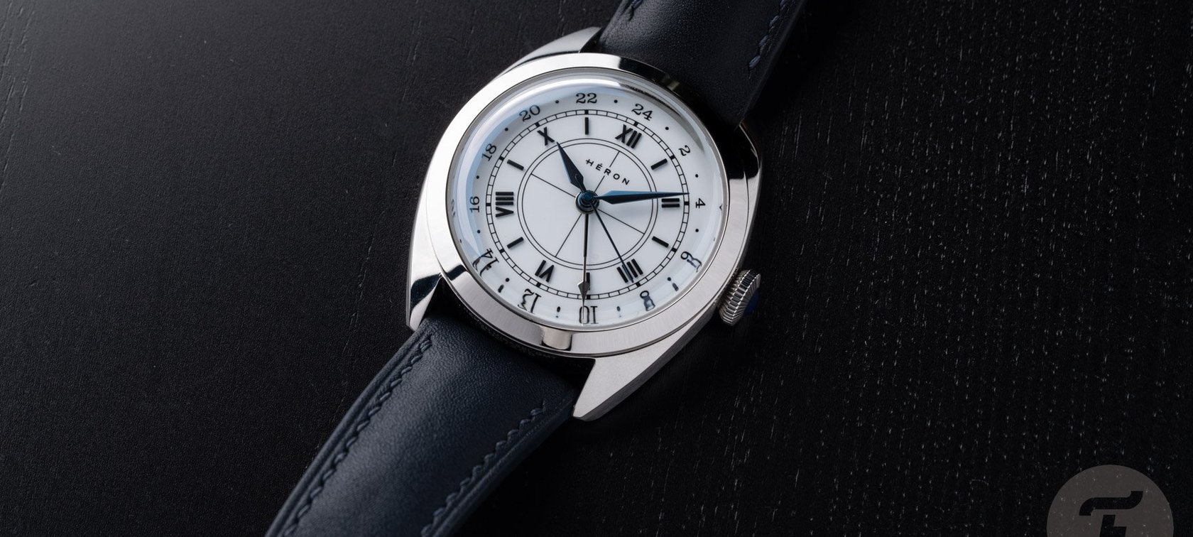 Héron Mirabel GMT flat-lay