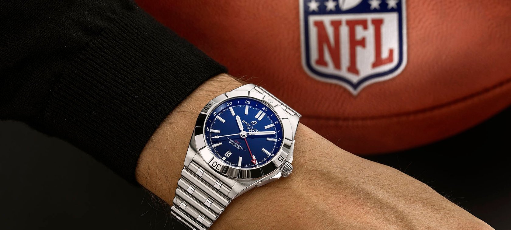 Breitling Chronomat-Automatic-GMT-40-NFL-NewYorkGiants-Wristshot