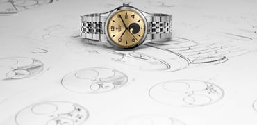 champagne-dial Tudor 1926 Luna on side, crown up