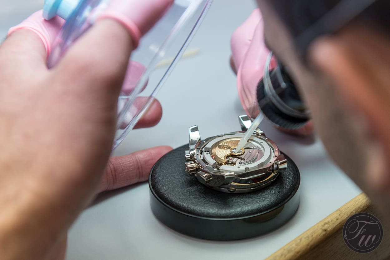 Assembly, cleaning of the watch