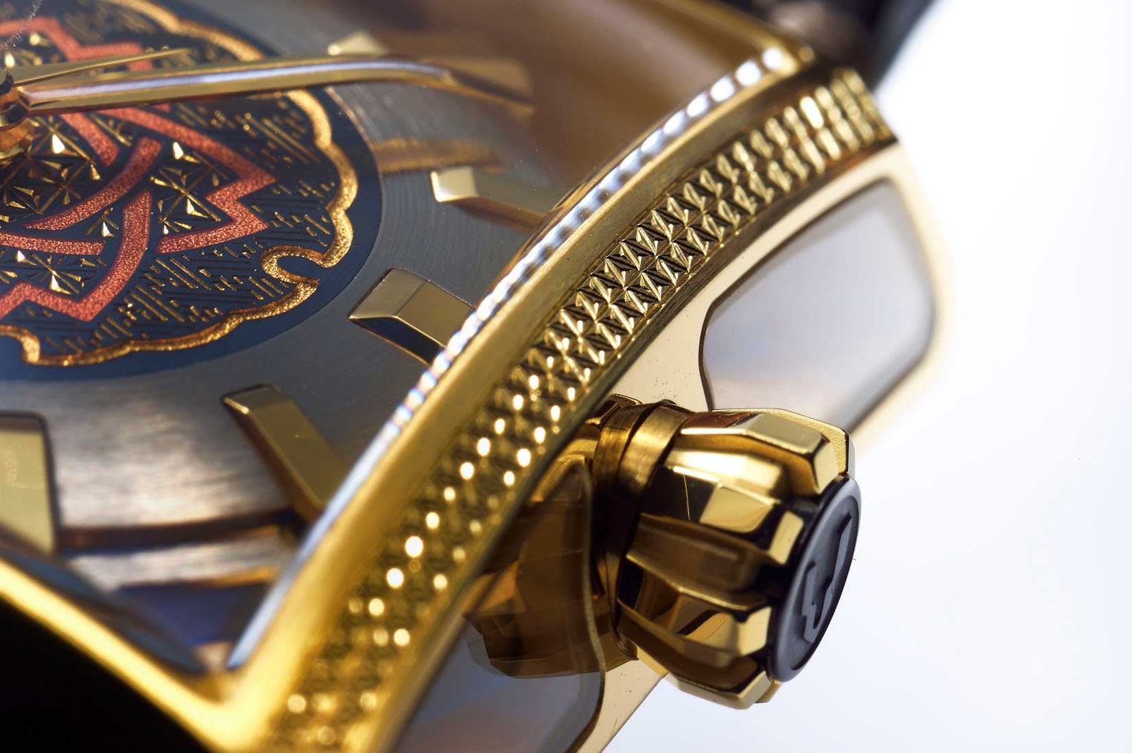 Kanagawa’s engraving on a 18 K yellow gold 5 Windows