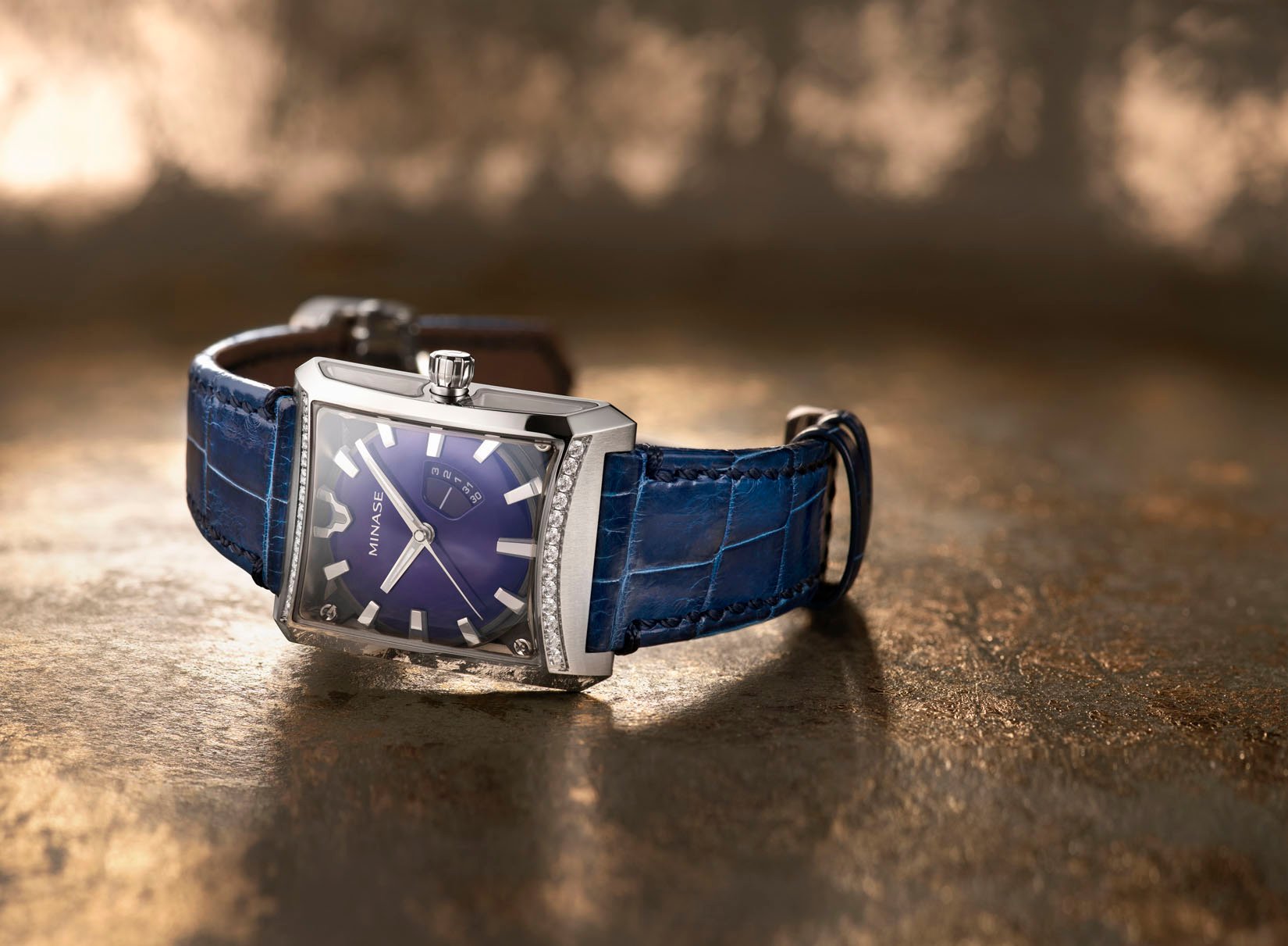 Minase 5 Windows’s little sister in mid-size dimensions and decorated with diamonds