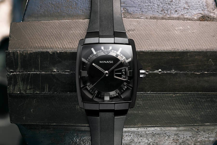 Minase: Horizon with black rubber band and steel case covered in black PVD