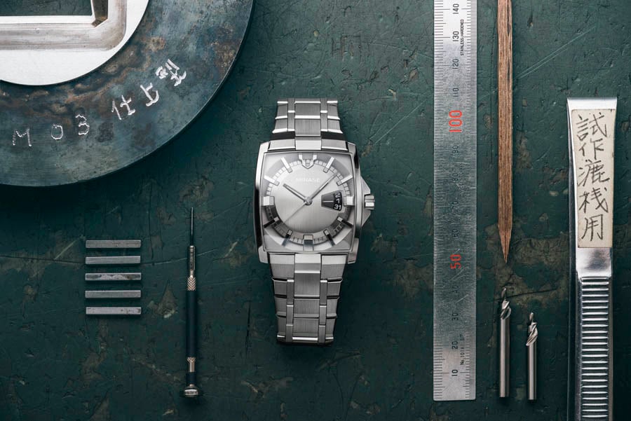 Minase: Horizon in stainless steel case and grey dial
