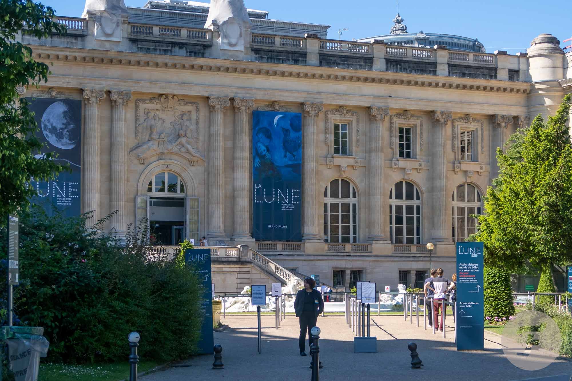 La Lune Exhibition Paris