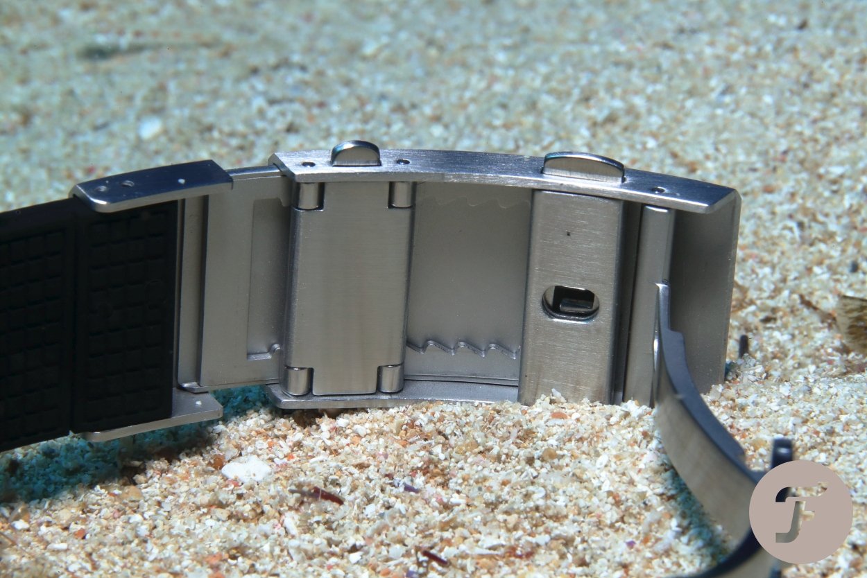 The fine adjustment mechanism of the folding clasp