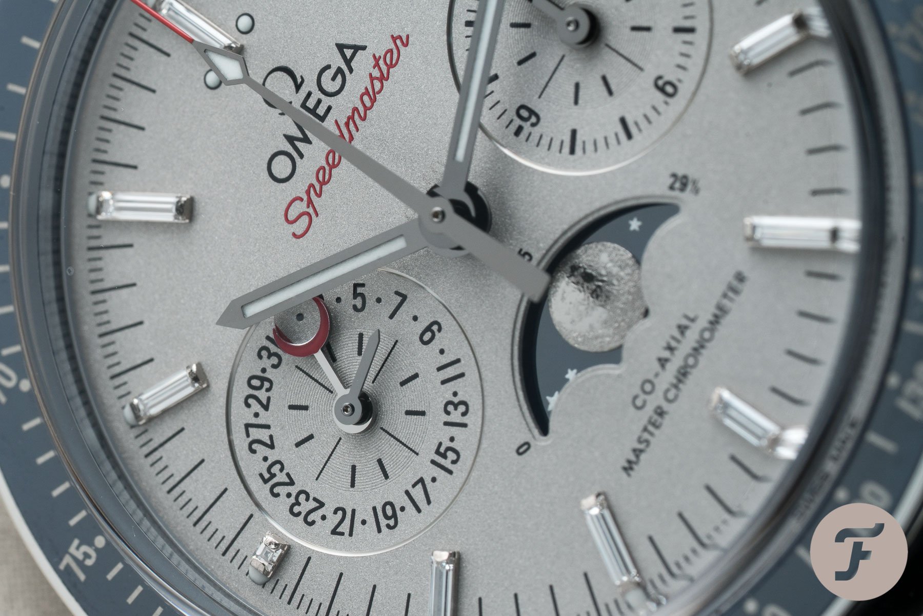 Omega Speedmaster platinum moonphase 304.93.44.52.99.004