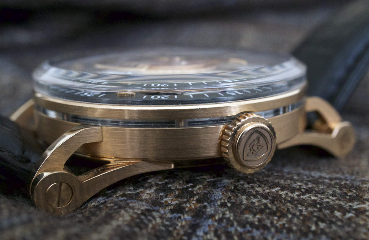 - Sapphire notch going around the case -