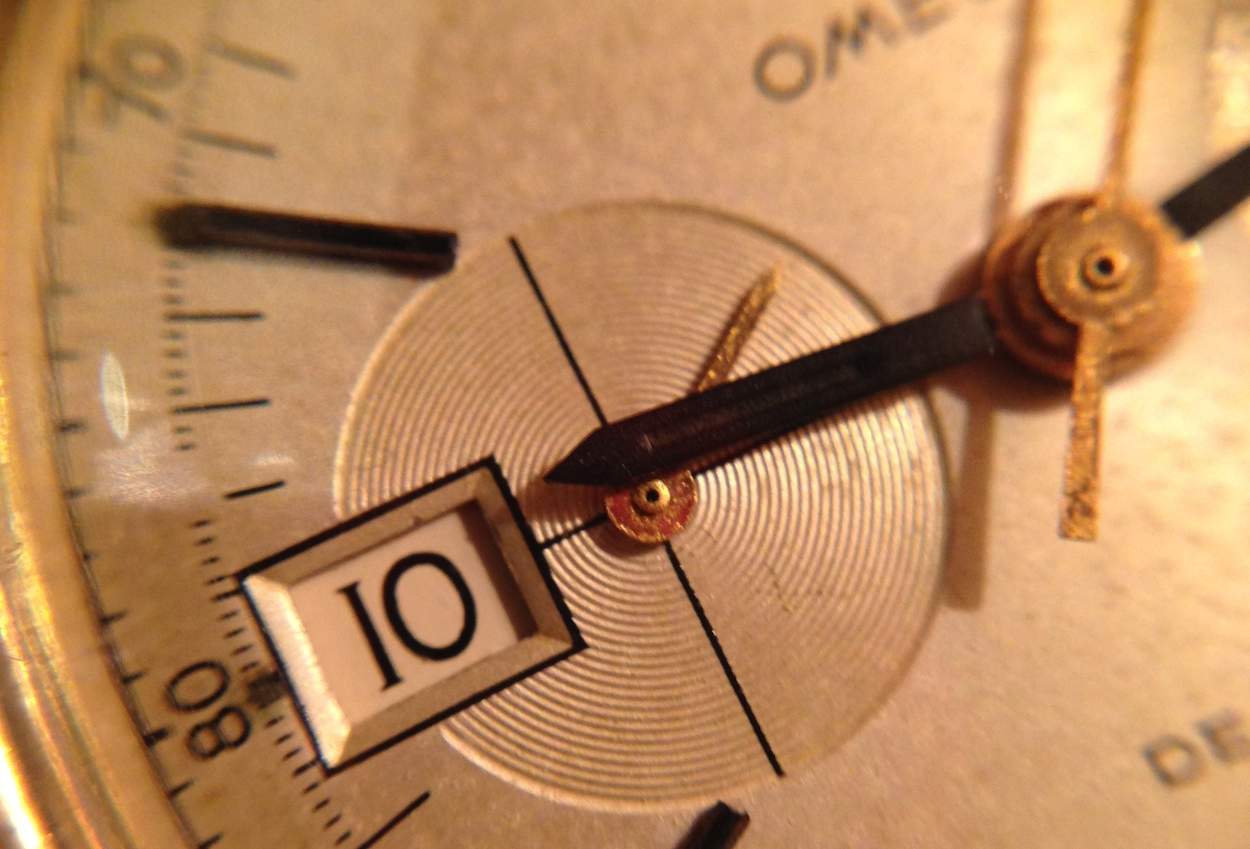 The feature that makes the Omega DeVille chronograph so unique is this aperture.