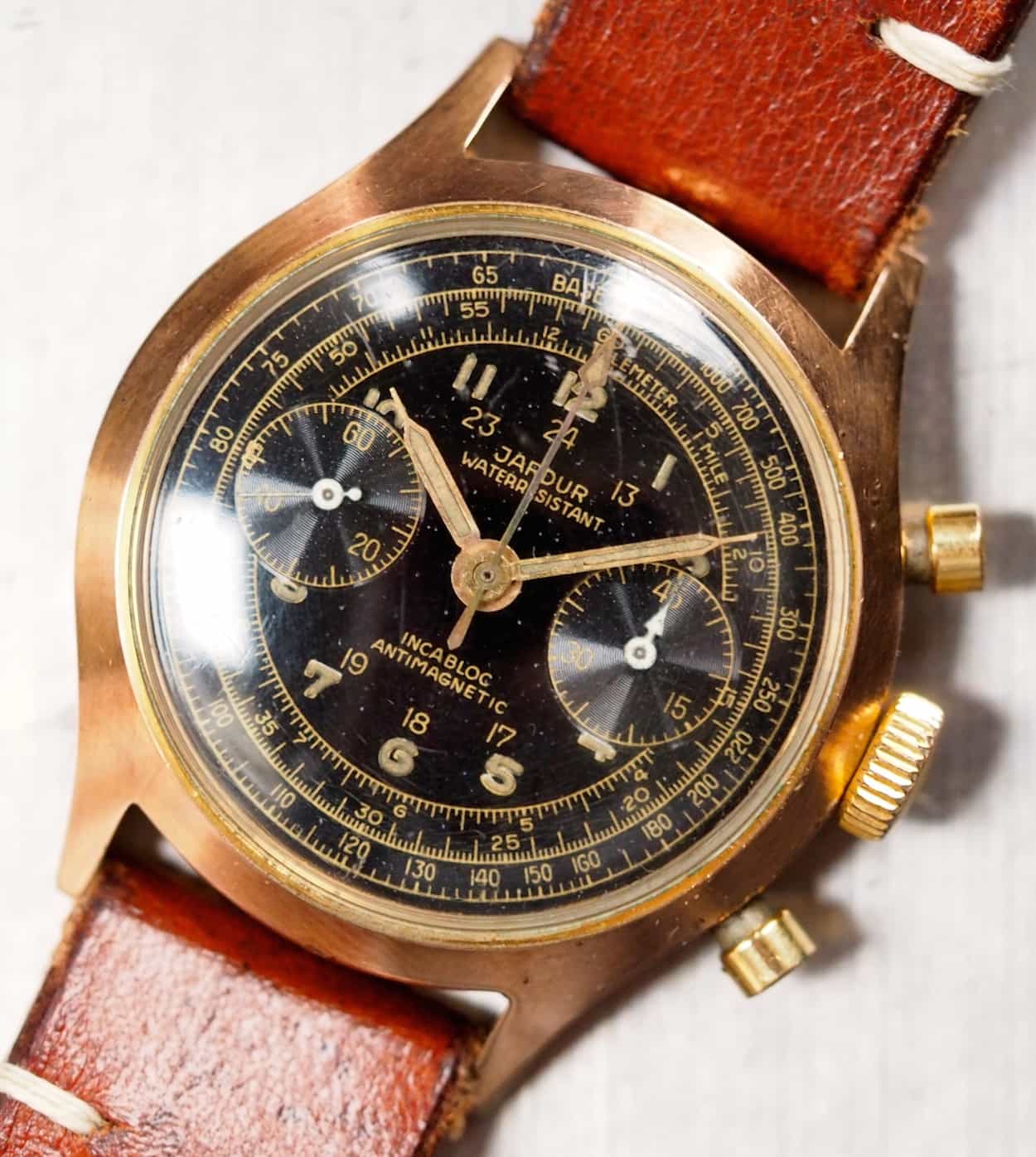 A close-up of the Jardur 850 shows the use of 2 familiar shapes for the sub register hands