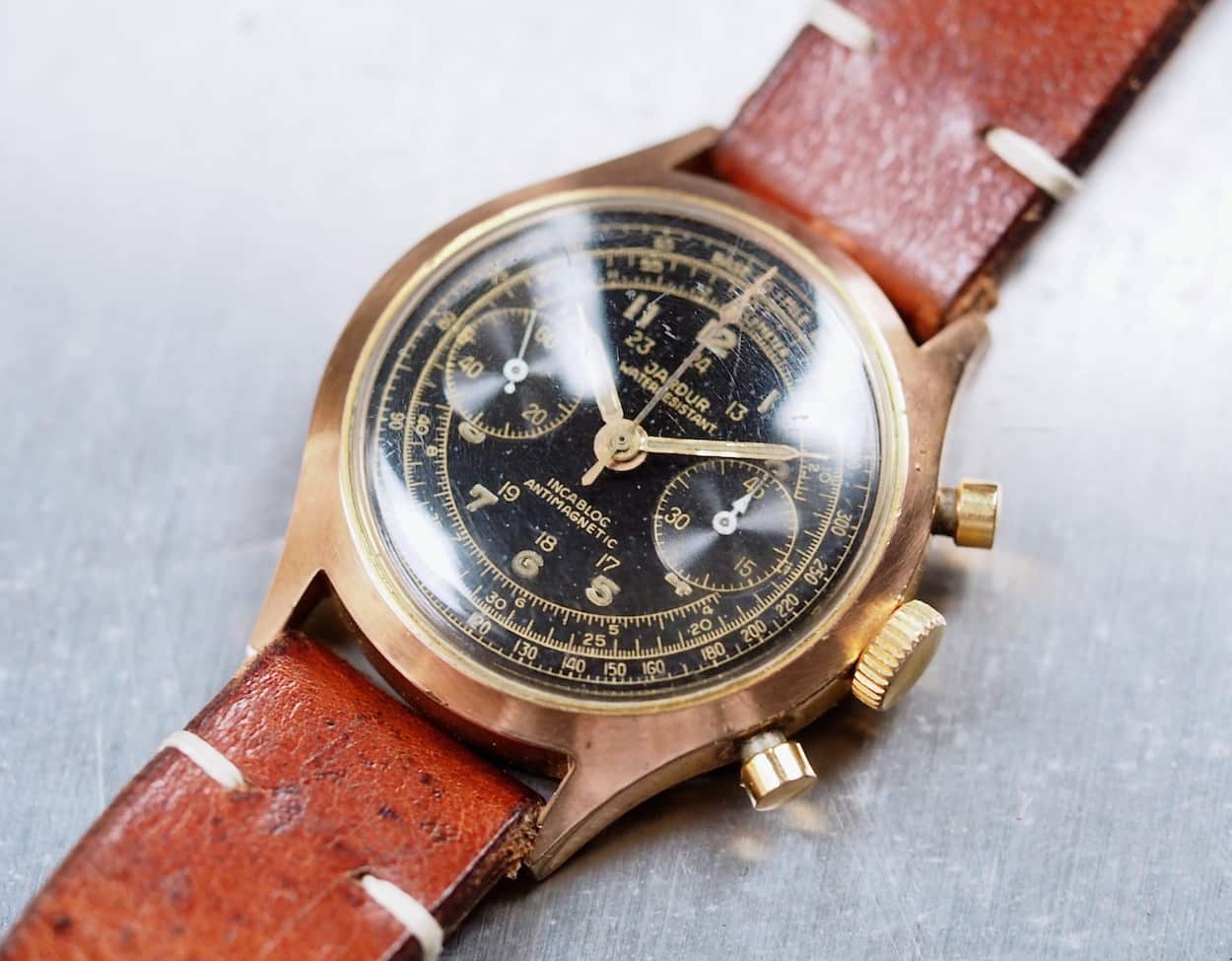 A bold 38mm case with clean lines can be found on the Jardur 850