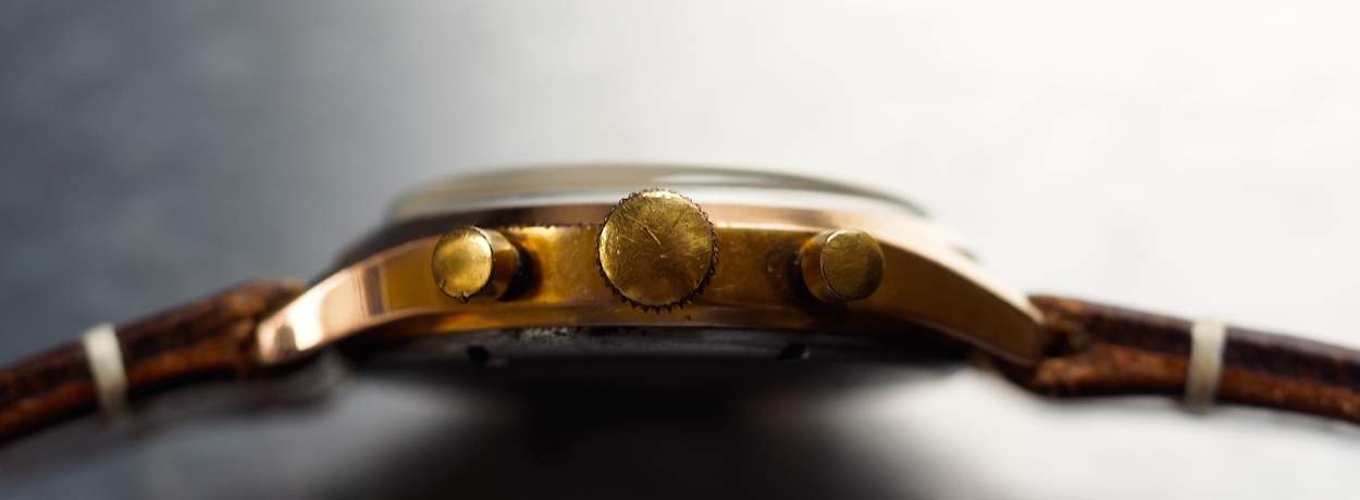 A side view of the Jardur 850 showing the large winding crown and thick "unbreakable" crystal