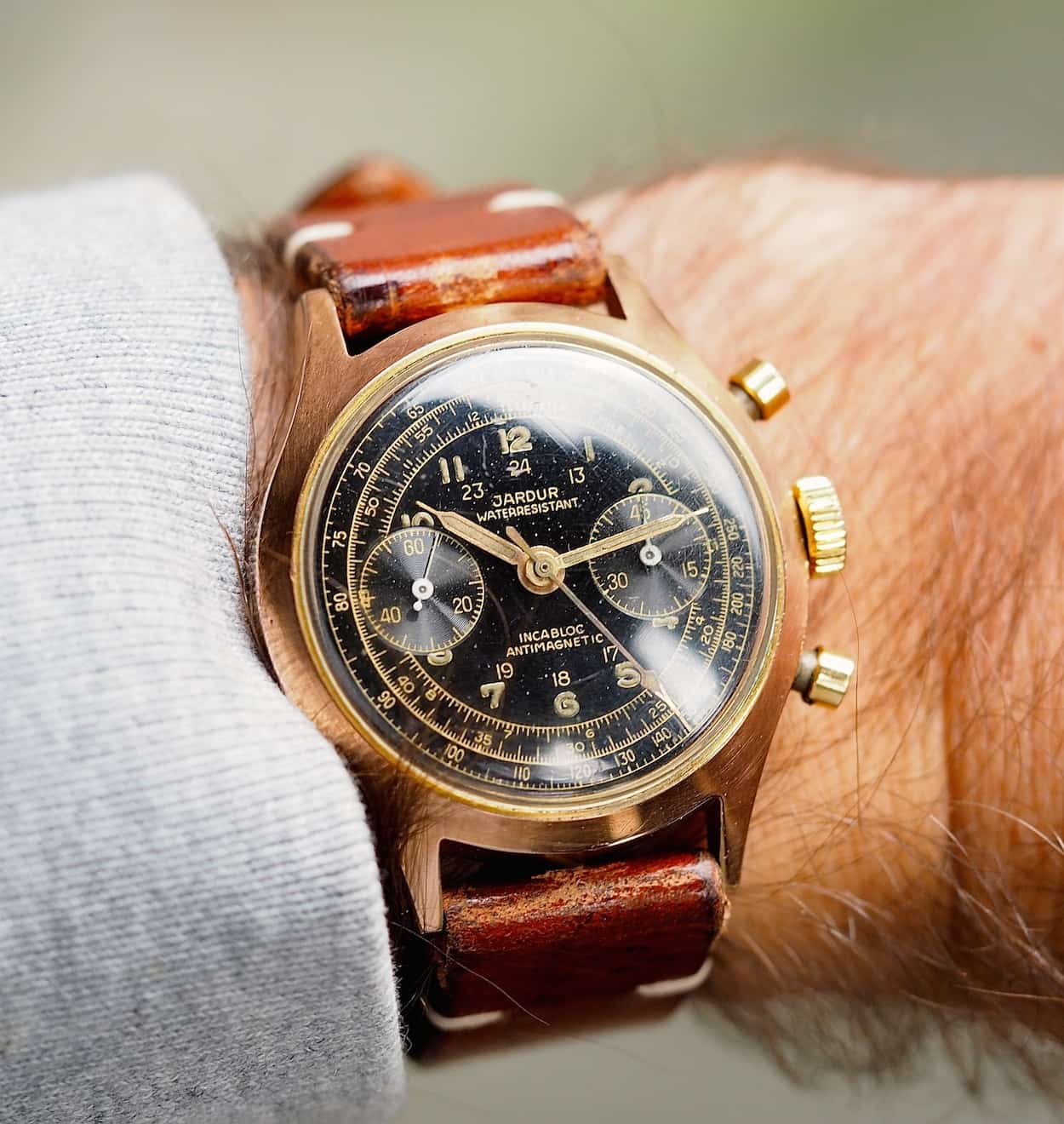 The Jardur 850 looks wonderful on the wrist