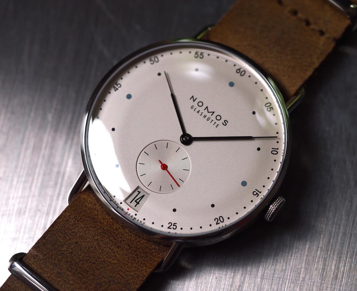 Nomos Metro hands