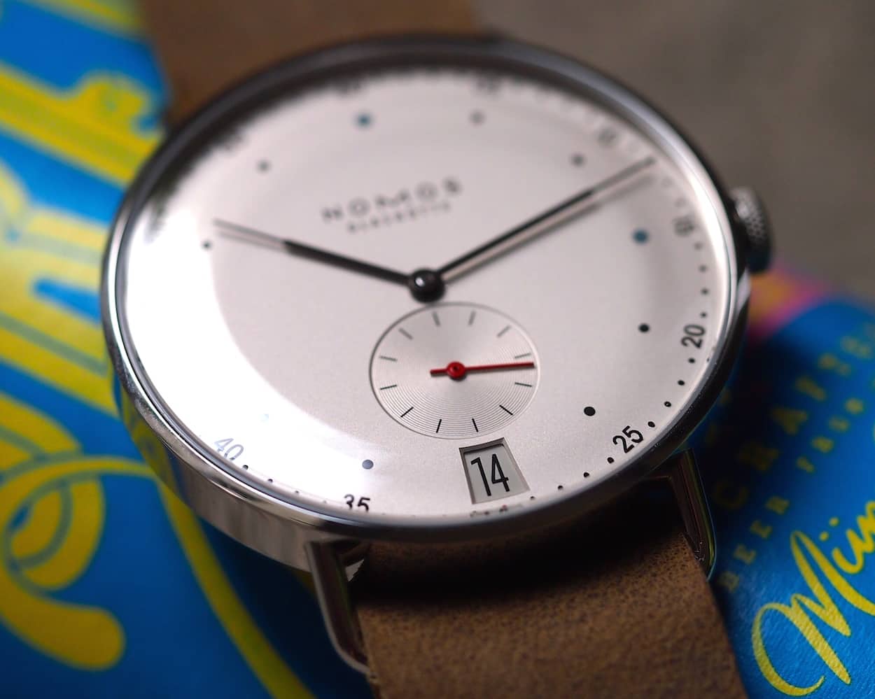 Nomos Metro 38 date window