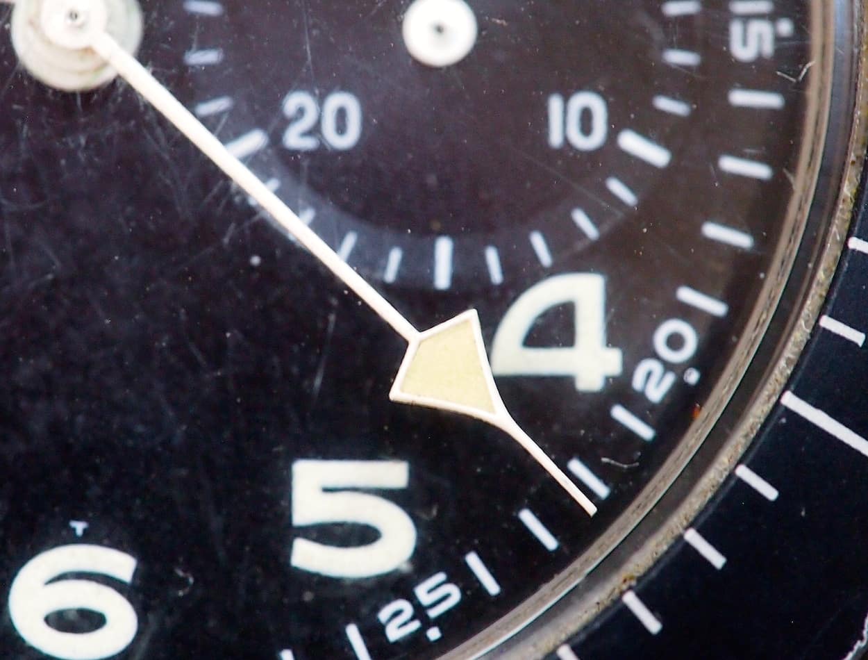 The gorgeous central chrono hand of the Heuer Bund 1550 SG