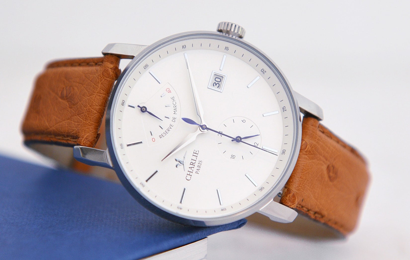 INITIAL POWER RESERVE: THE FIRST AUTOMATIC CHARLIE WATCH WITH