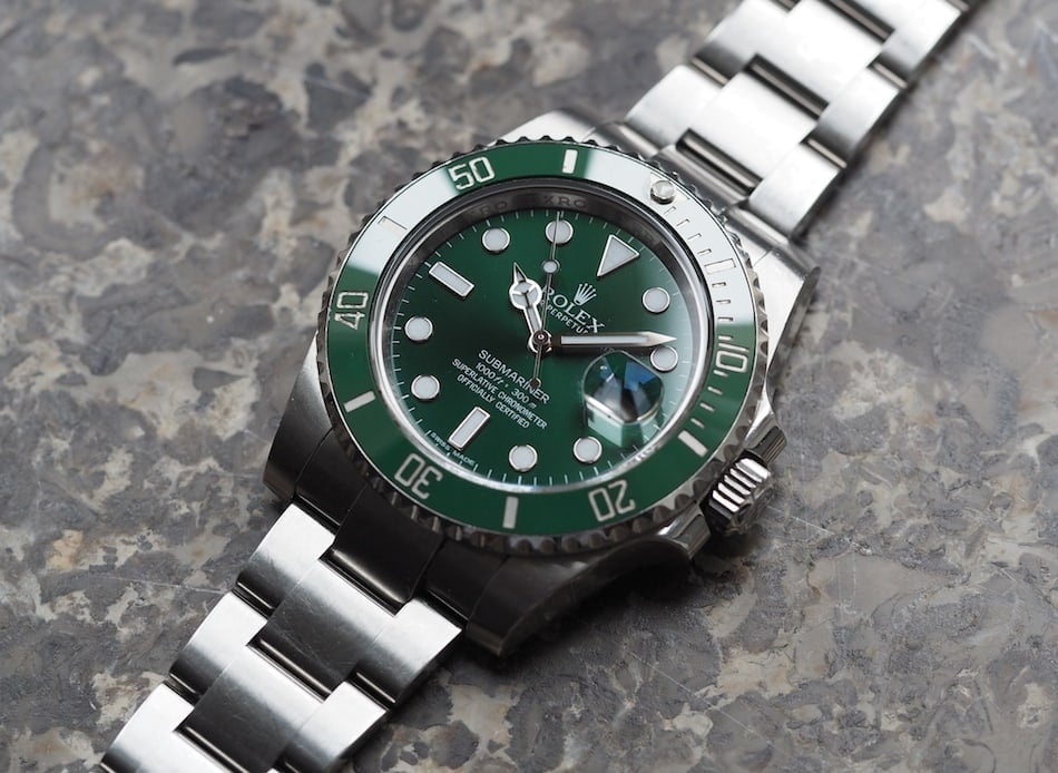 Stunning video footage of a (fantasy) yellow gold Rolex 'Hulk' Submariner