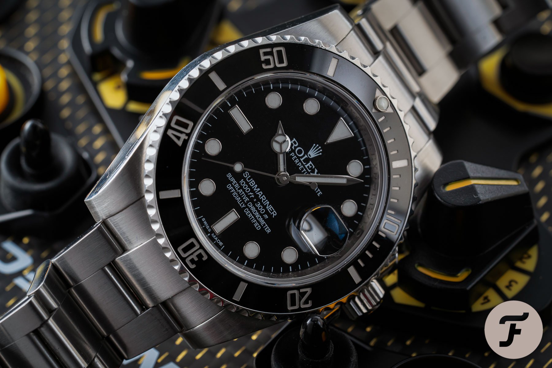 Stunning video footage of a (fantasy) yellow gold Rolex 'Hulk' Submariner