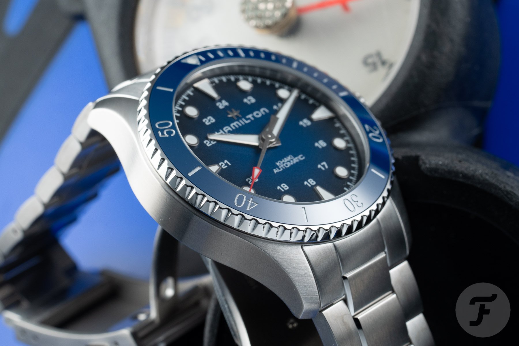 Khaki Navy Scuba Auto - Blue dial - stainless steel bracelet