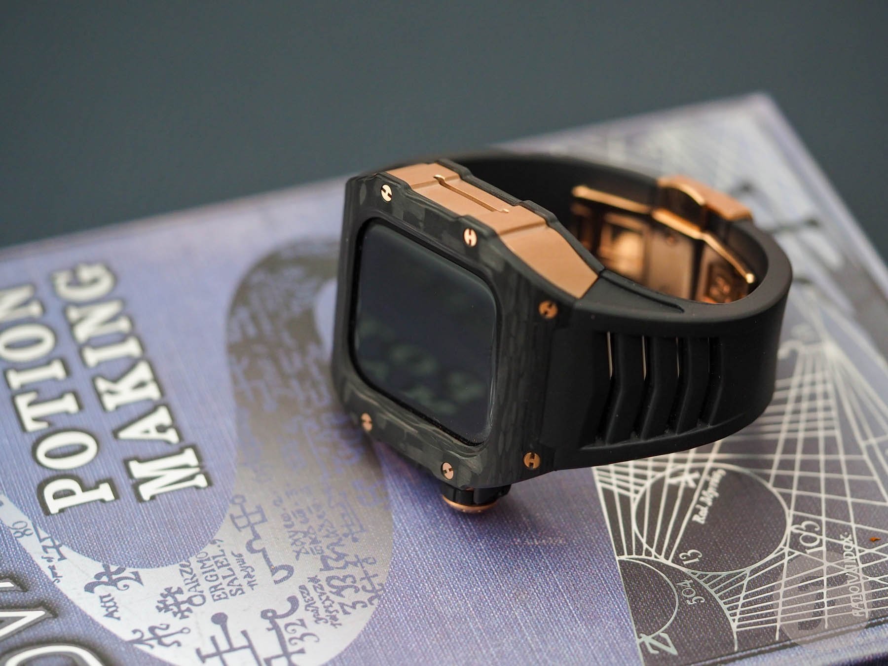 F】 Golden Concept Apple Watch Case RSC Onyx Black — Hands-On