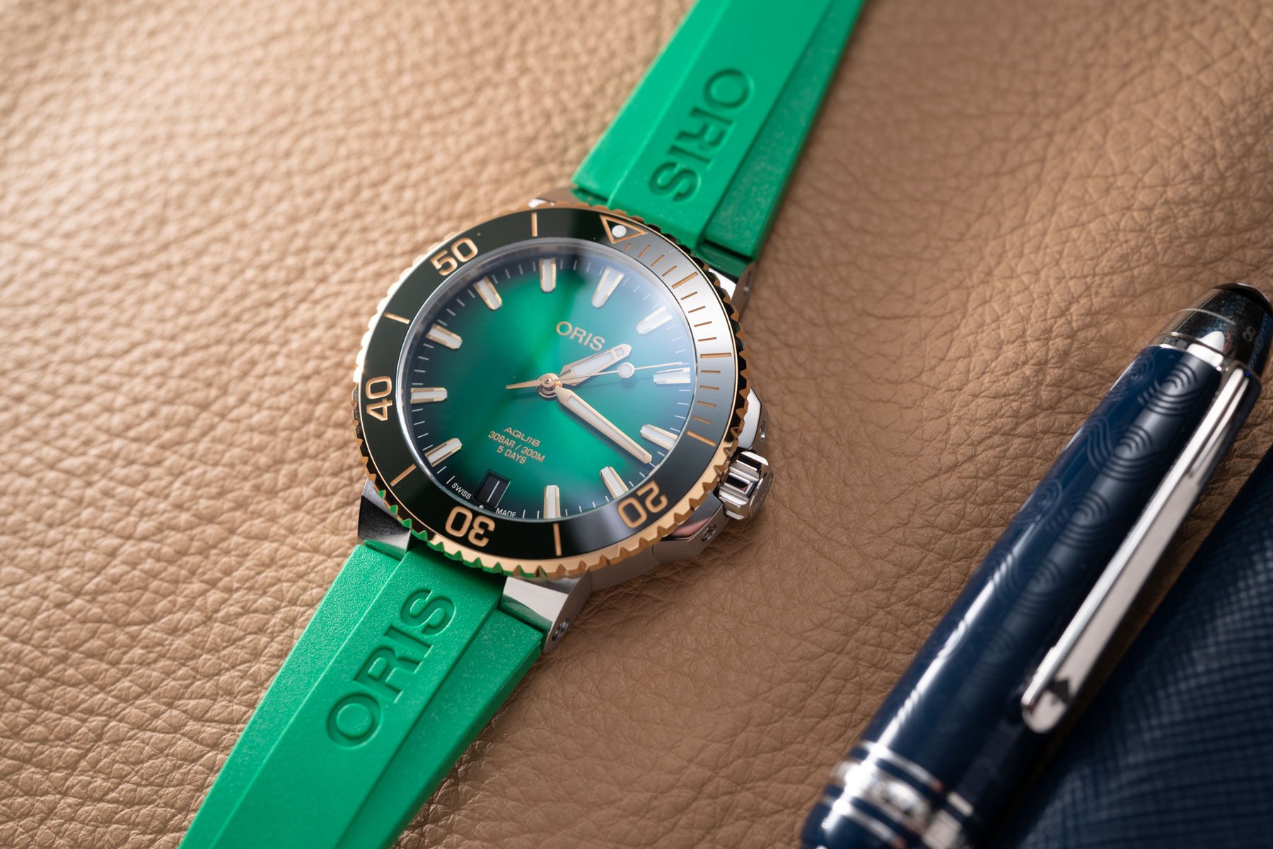 Aquis Date Calibre 400 Steel and gold green