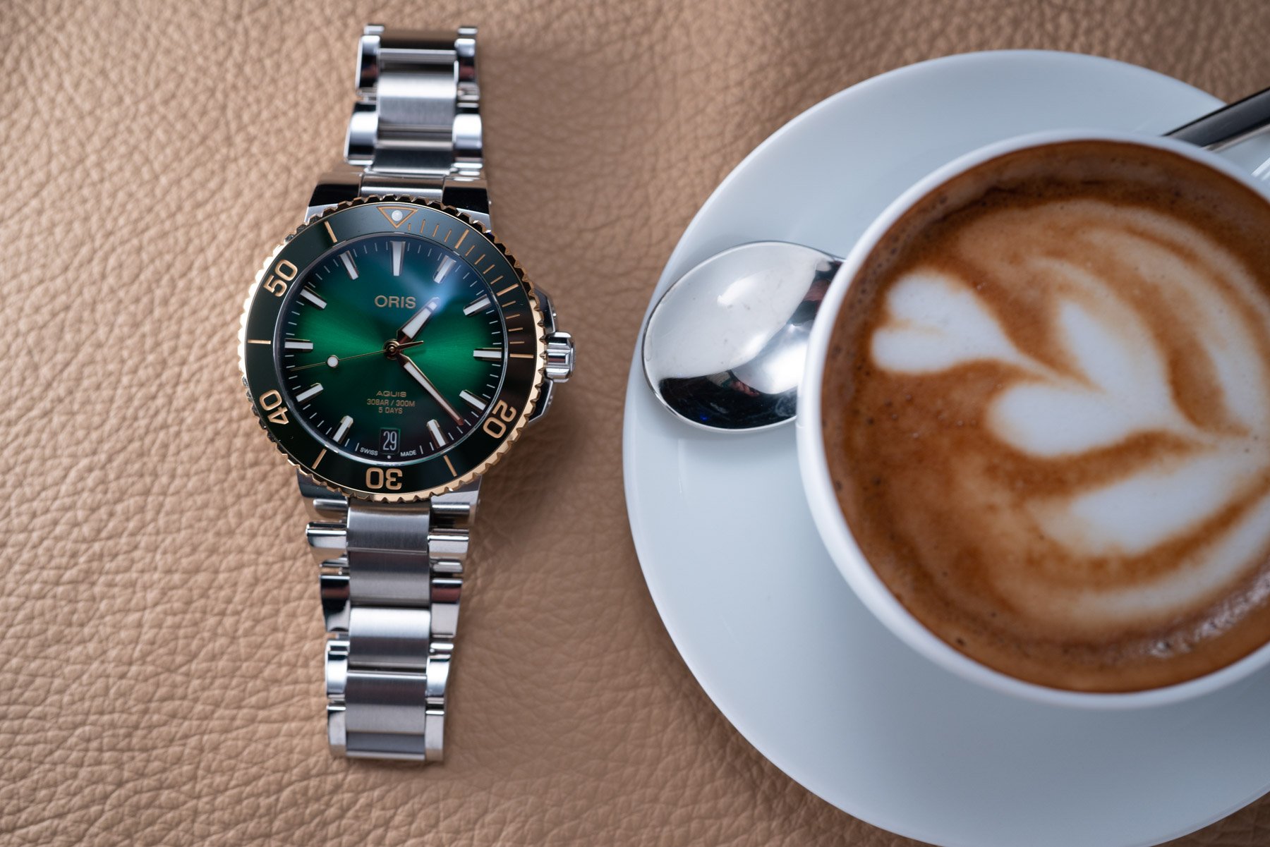 Aquis Date Calibre 400 Steel and gold green