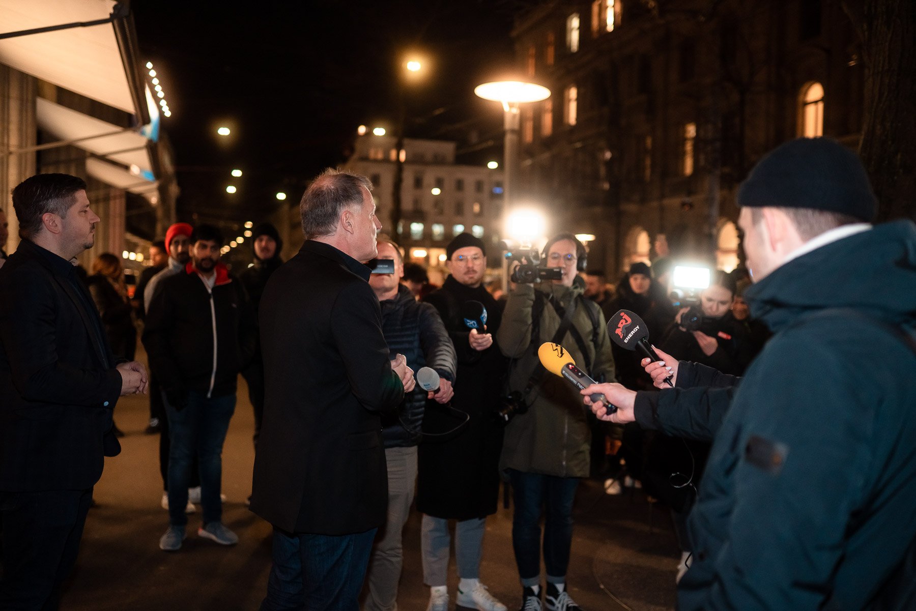 F】 An Evening In Zürich: Observing The MoonSwatch Crowd