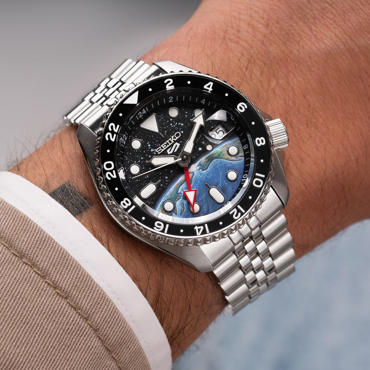 Introducing the Louis Vuitton Voyager GMT Automatic Dual Time Zone