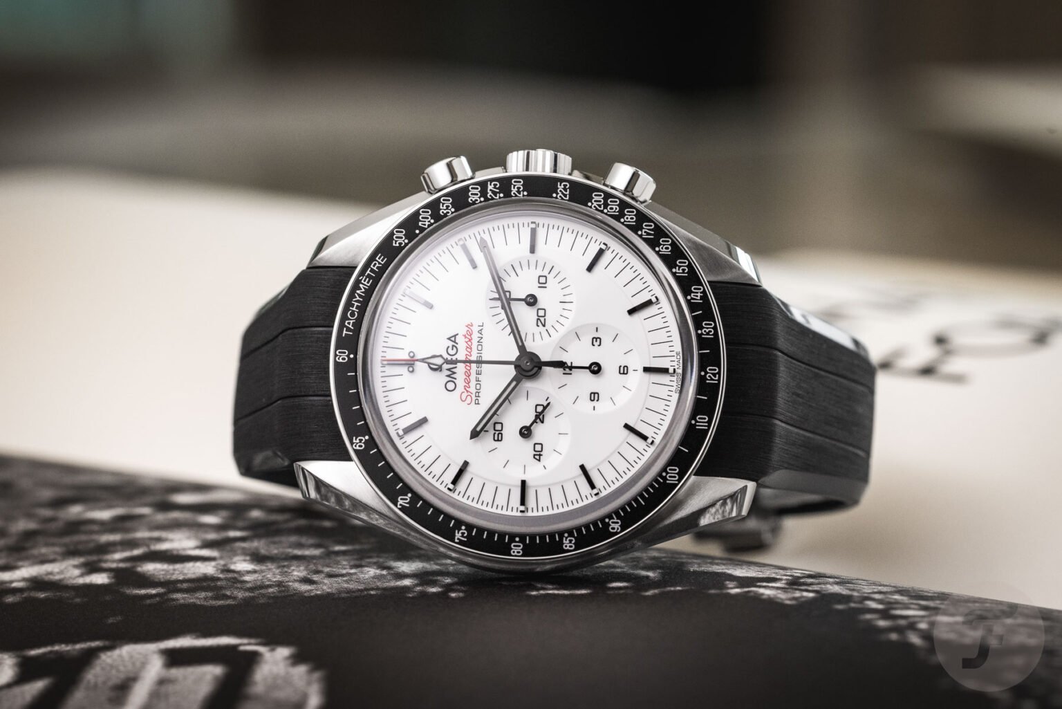 【F】 Omega Speedmaster Moonwatch White Dial Vs. Black Dial