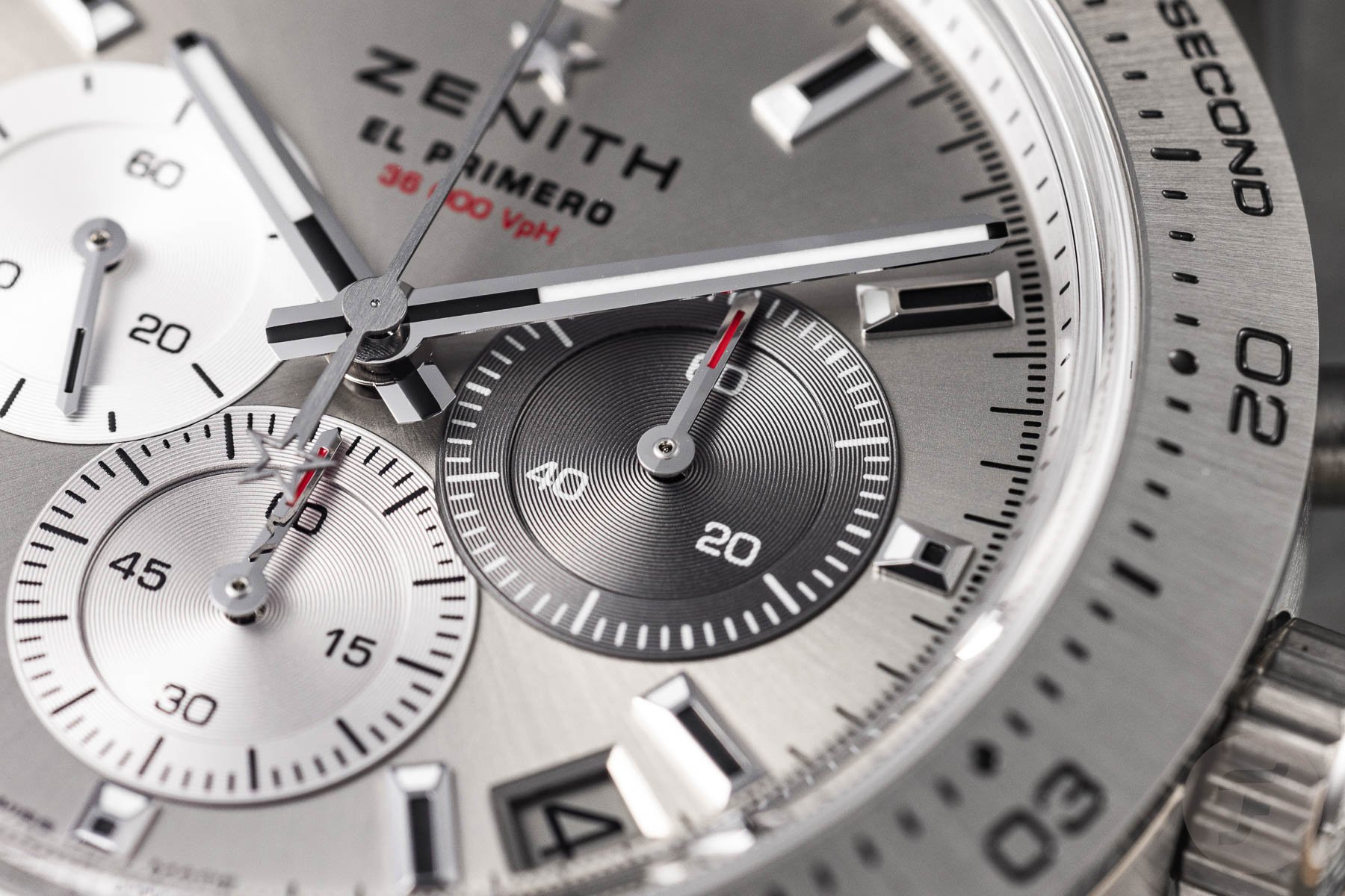 لقطة مقربة لميناء Zenith Chronomaster Sport Titanium