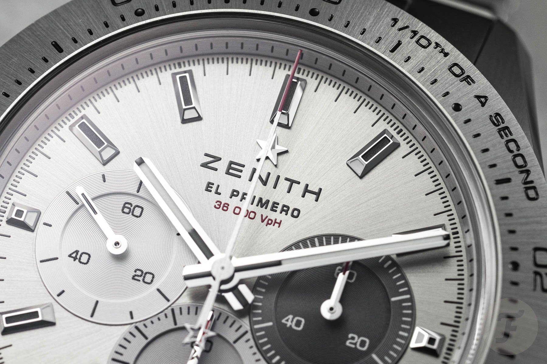 لقطة مقربة لميناء Zenith Chronomaster Sport Titanium