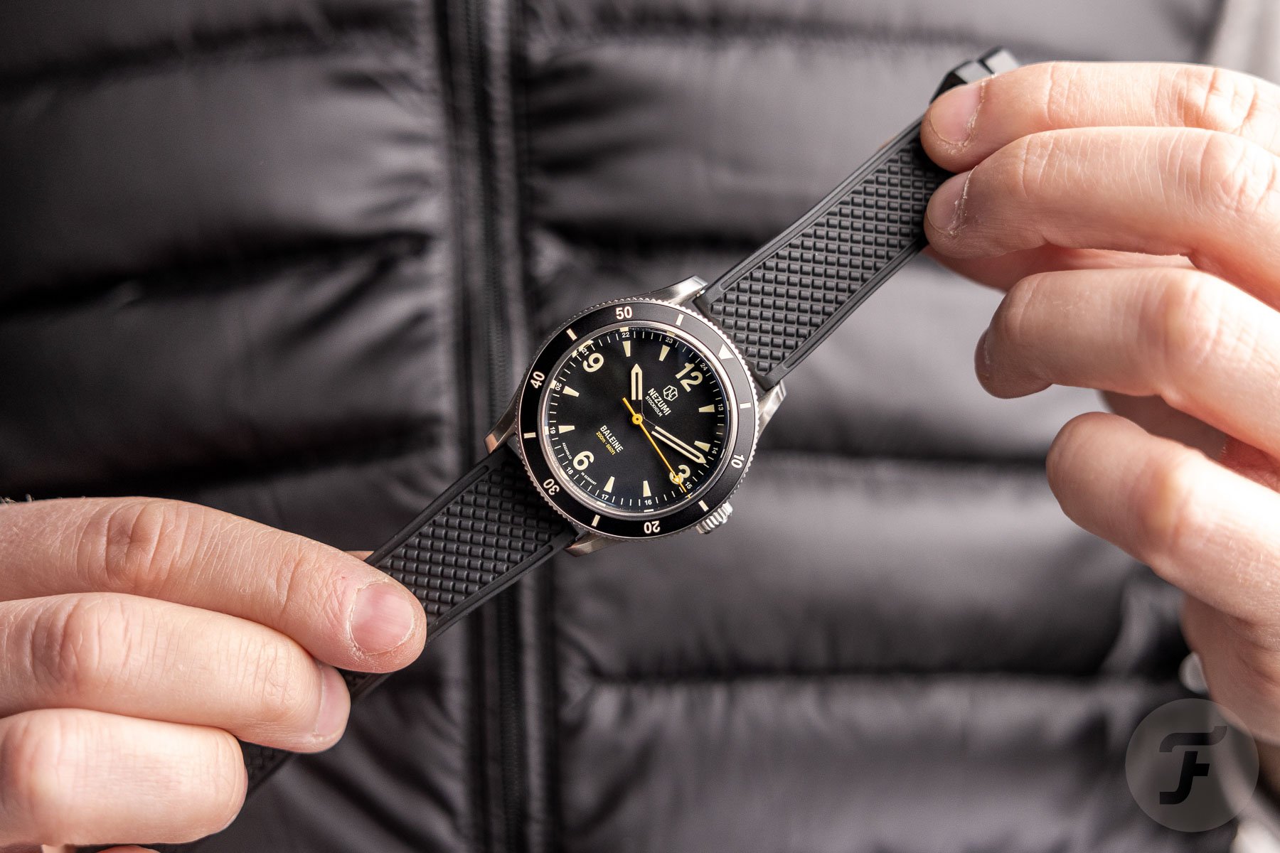 Nezumi Baleine dive watch in hands