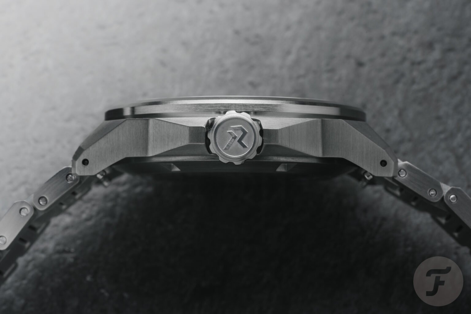 【F】 Hands-On: RZE Resolute Pro Date And Spruce Green