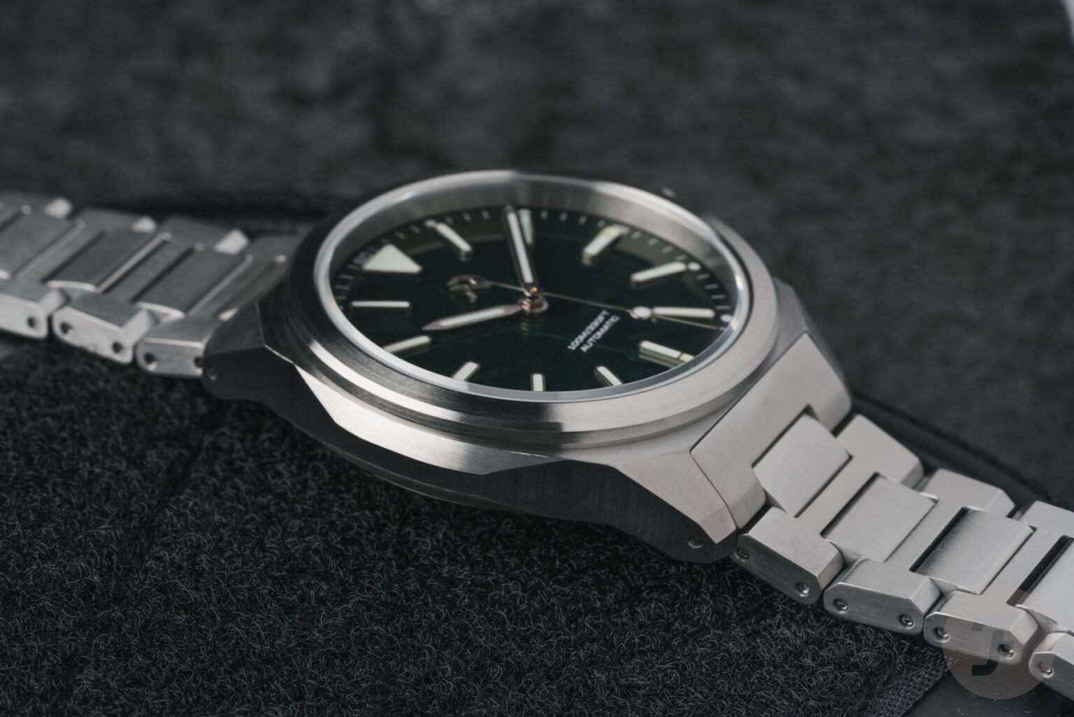 【F】 Hands-On: RZE Resolute Pro Date And Spruce Green