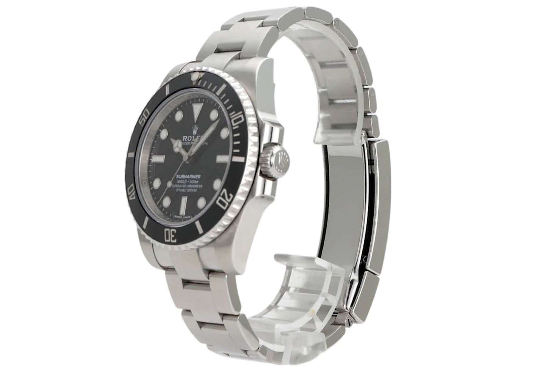 pre-owned Rolex Submariner 114060 diagonal view