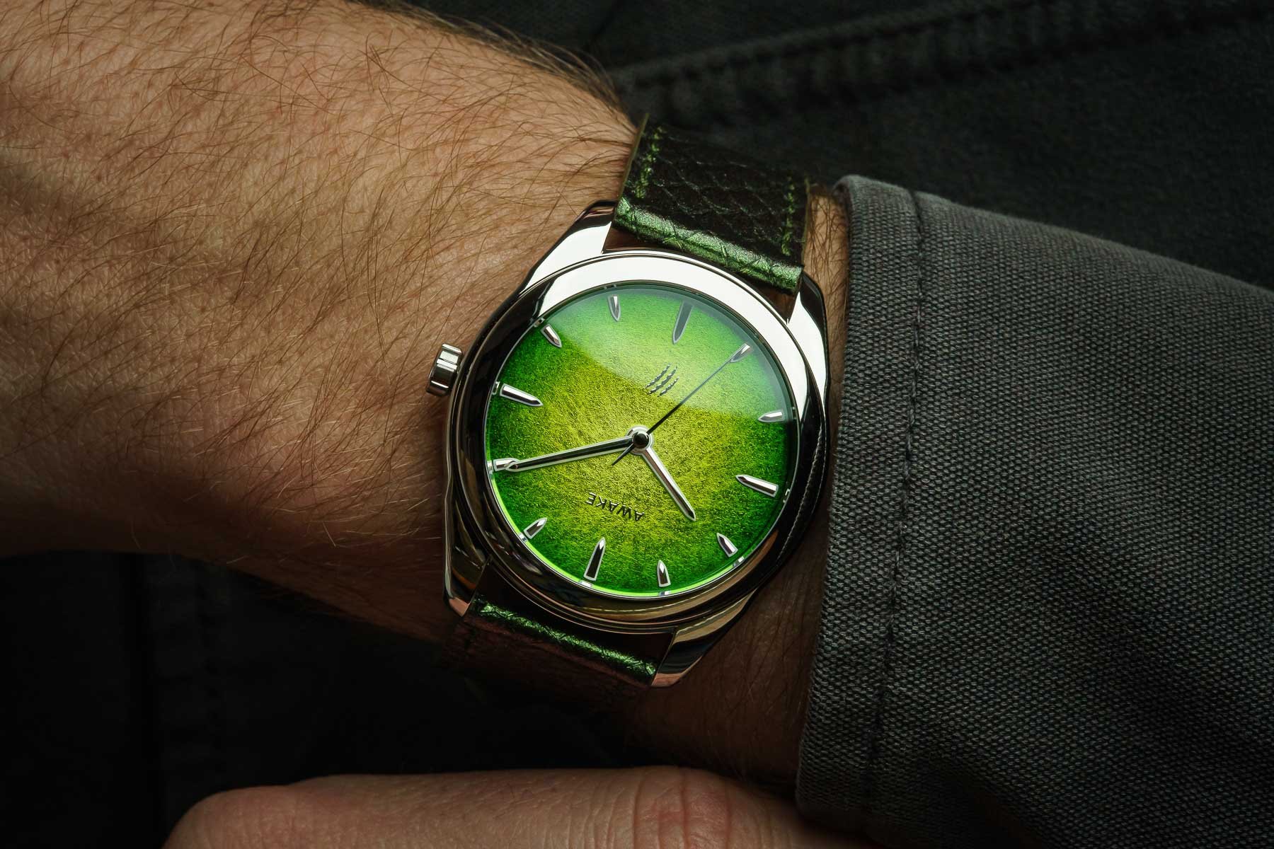 Awake Sơn Mài Jurassic Watch Raptors on wrist