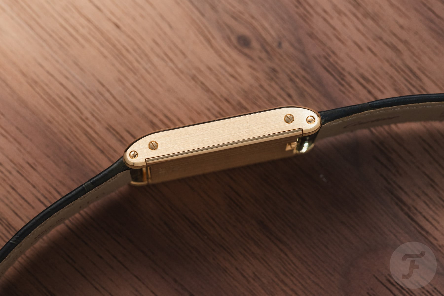 yellow gold Cartier Tank à Guichets case profile