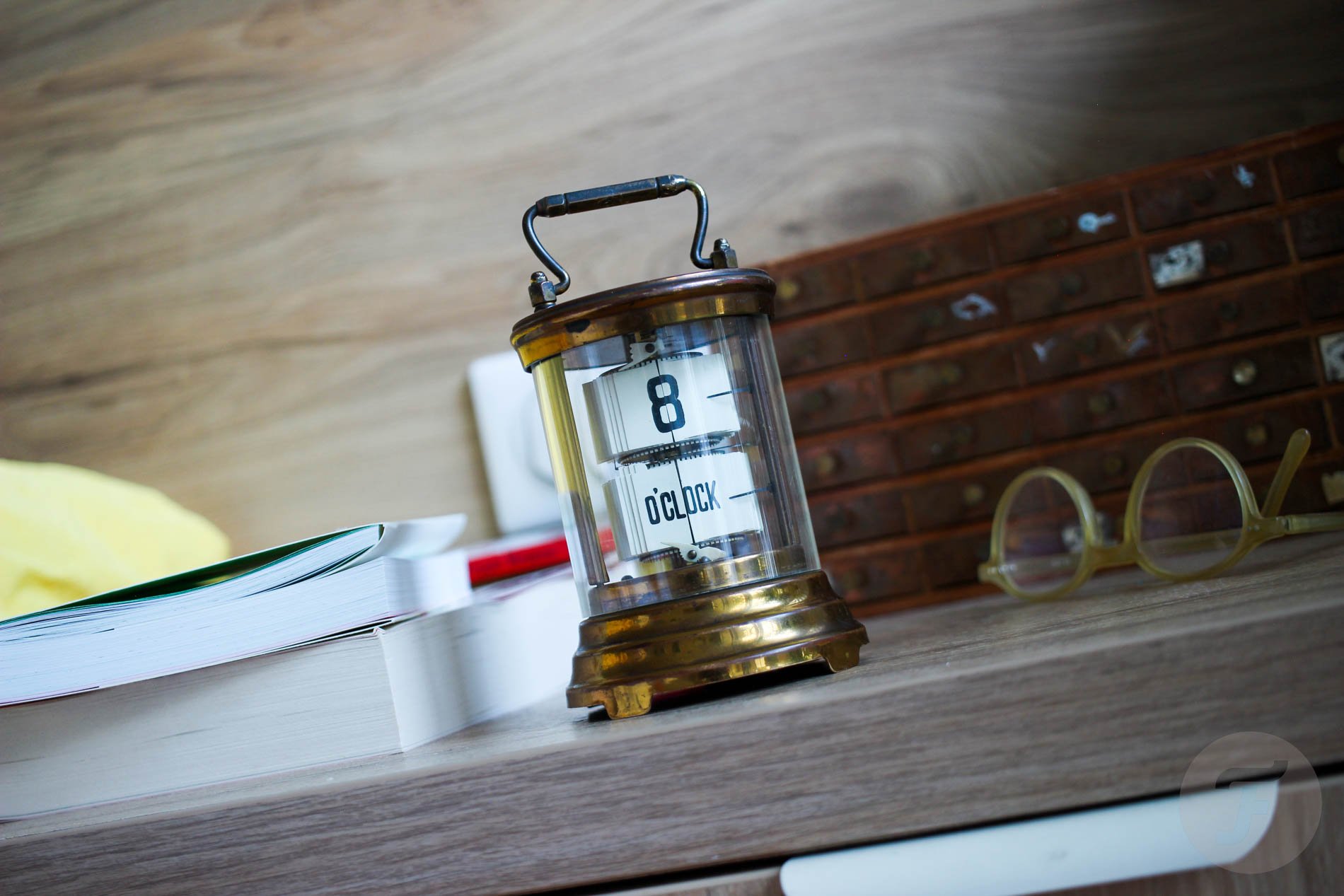 Plato flip clock on desk