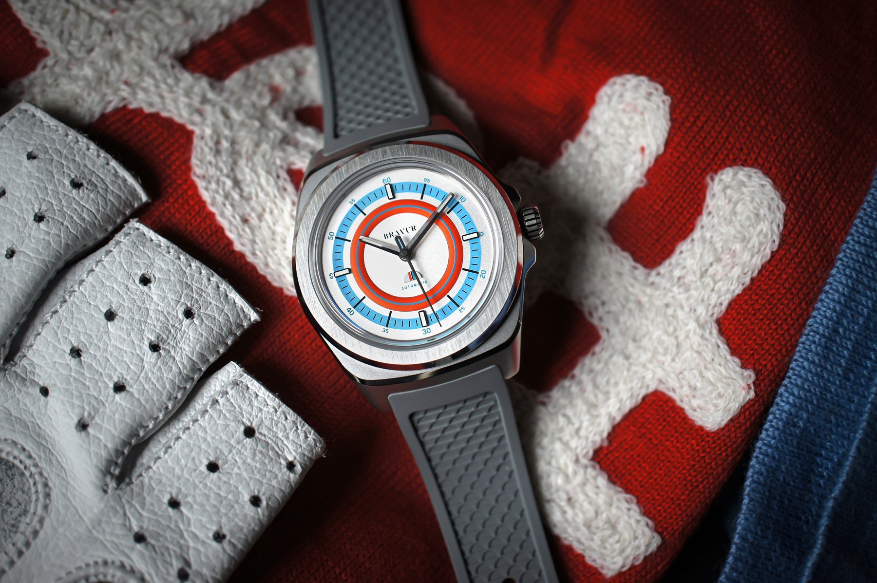 steel Bravur Team Heritage STR on gray rubber strap, flat