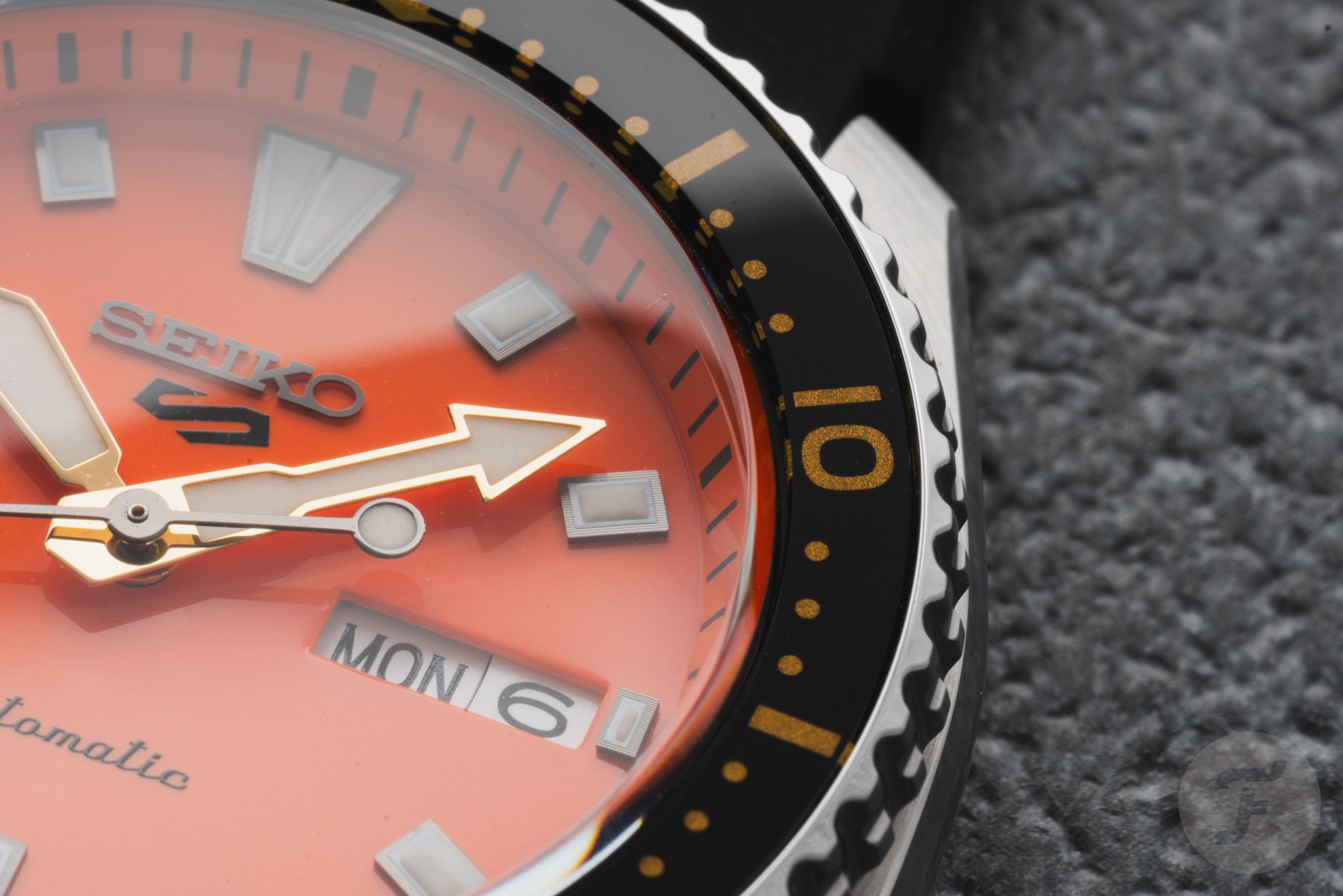 Seiko SRPL89 bezel close up