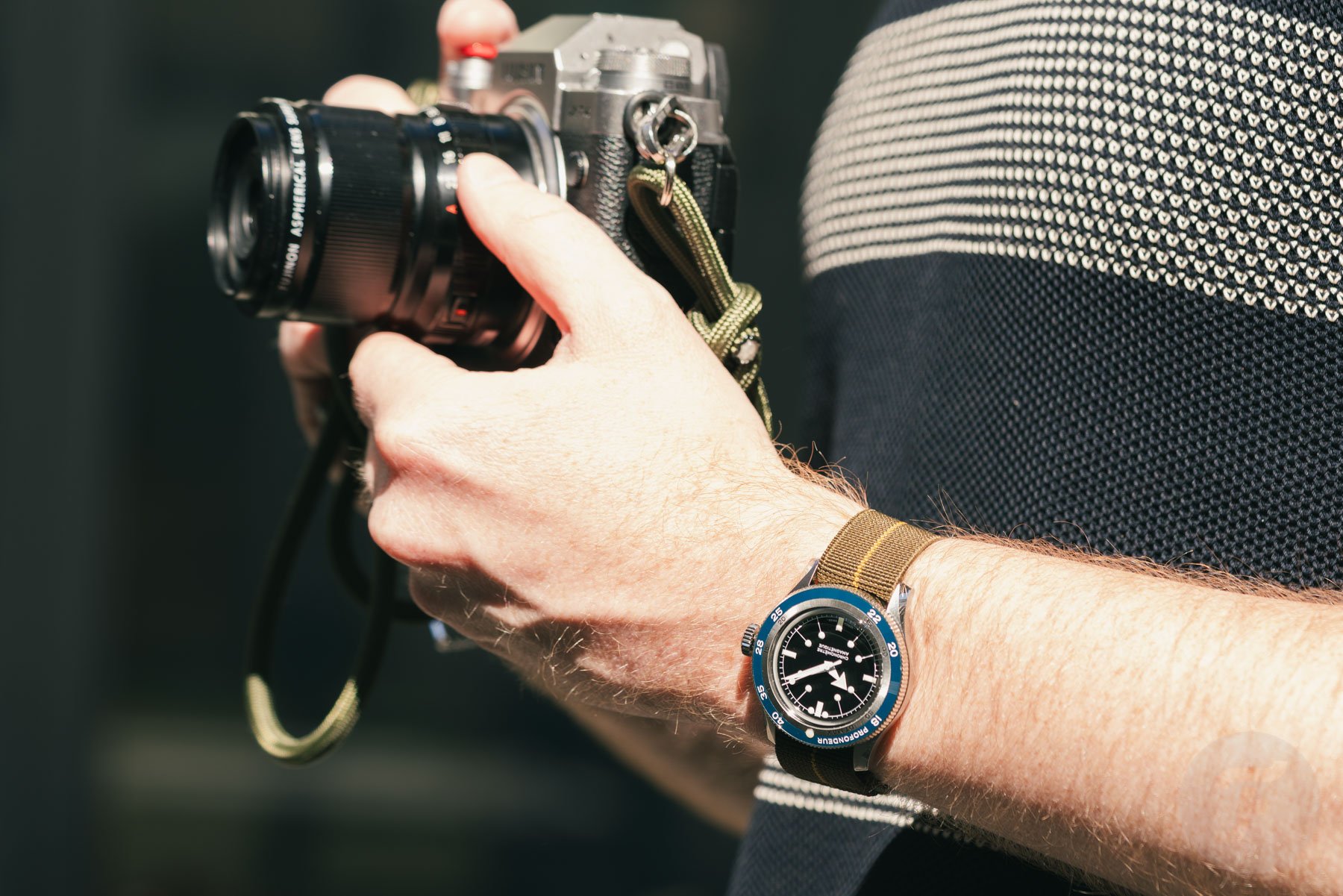 Wrist serica5303pld, lifestyle shot