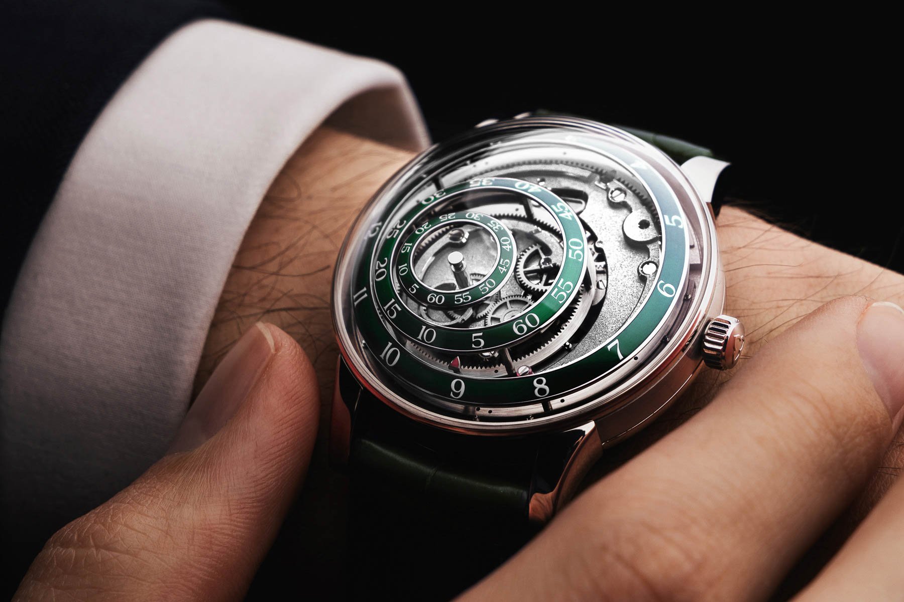 Trilobe une folle green on wrist, close up