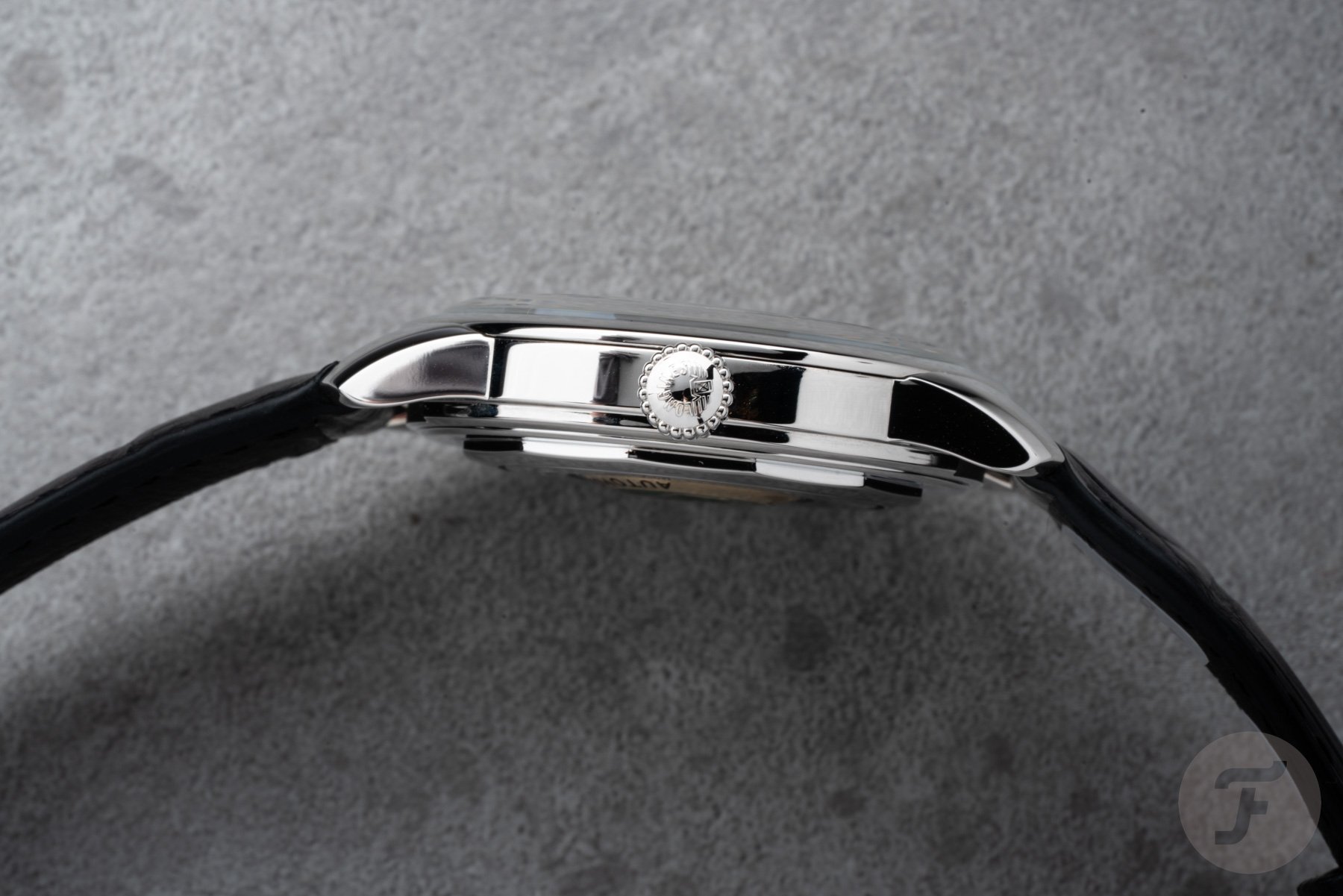 Longines Conquest Heritage case profile, crown side